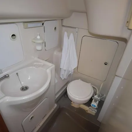 Botel Arecadina Lisbon